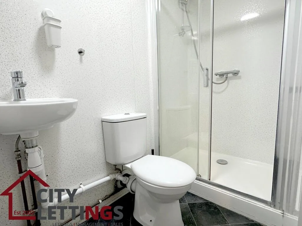 5 bedroom semi-detached house for rent