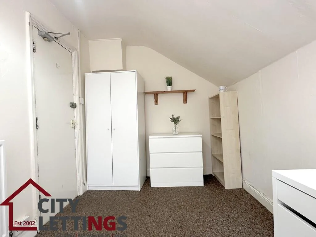 5 bedroom semi-detached house for rent
