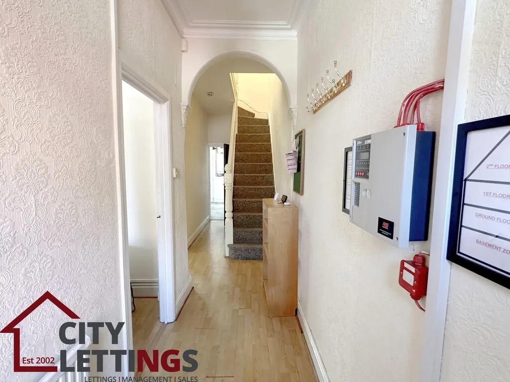 5 bedroom semi-detached house for rent