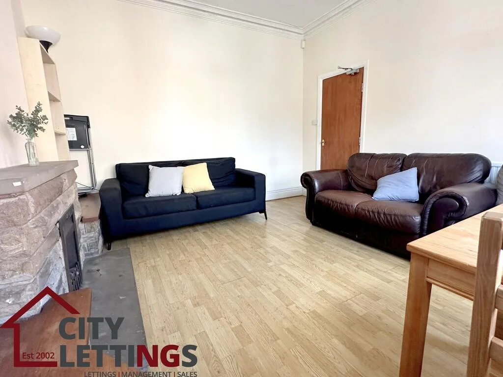 5 bedroom semi-detached house for rent