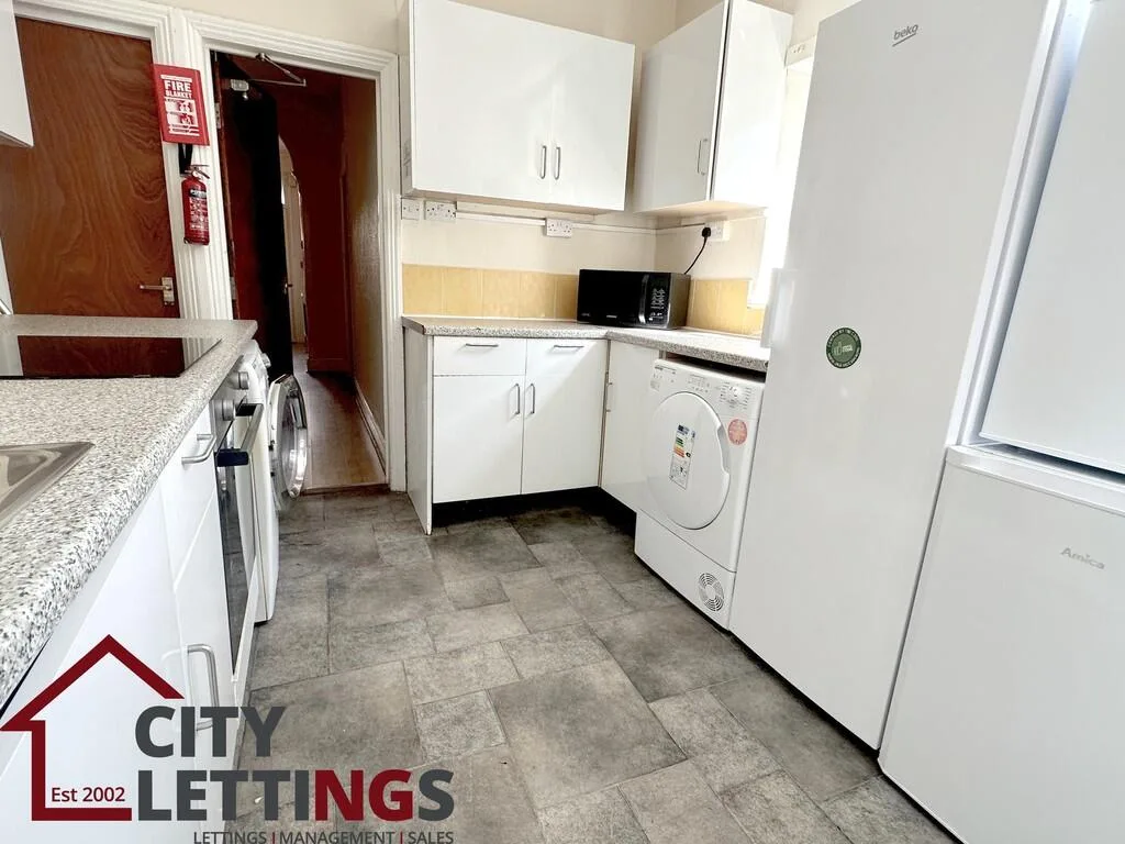 5 bedroom semi-detached house for rent