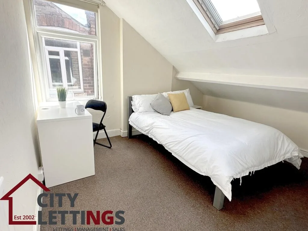 5 bedroom semi-detached house for rent