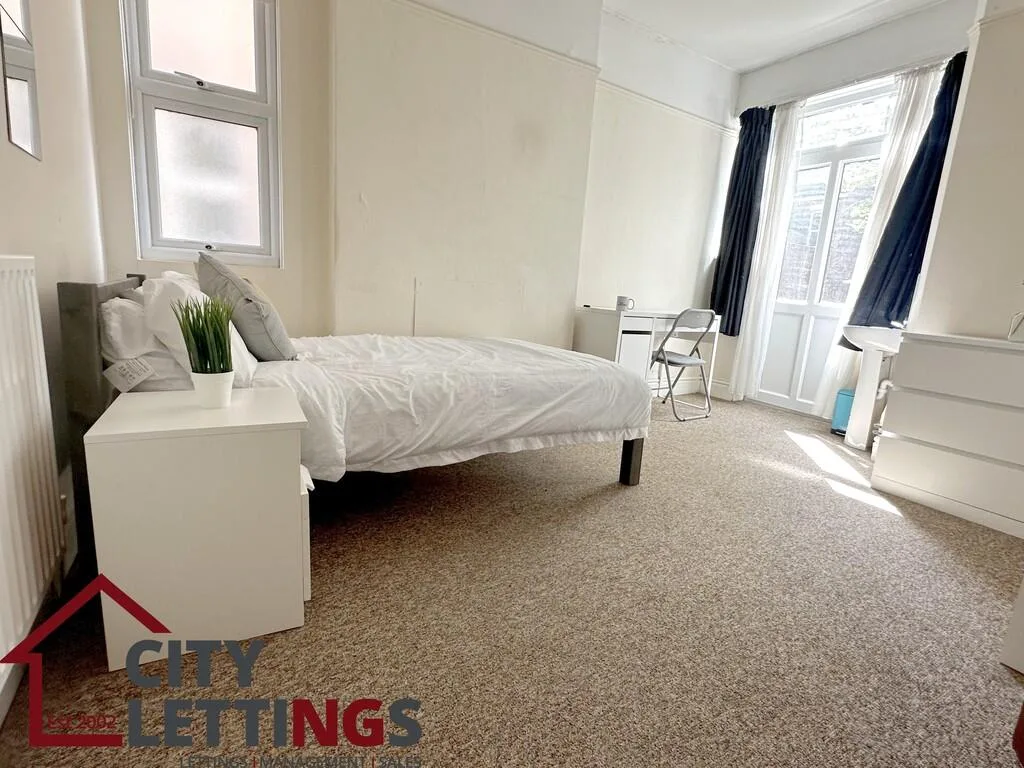 5 bedroom semi-detached house for rent