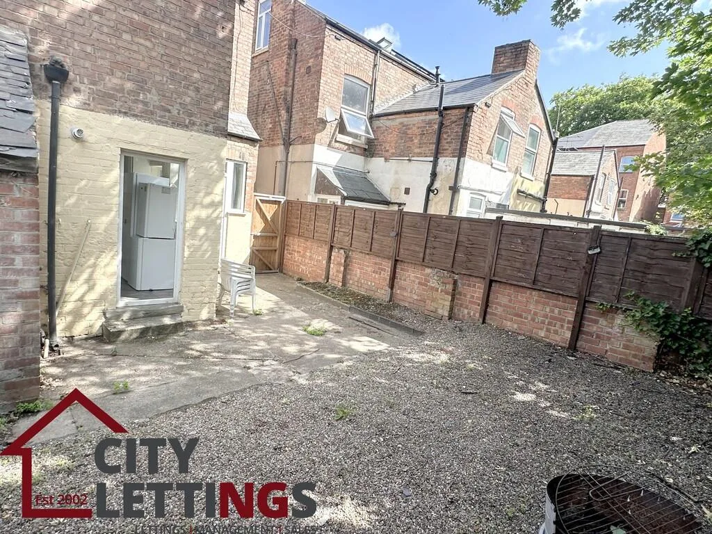 5 bedroom semi-detached house for rent