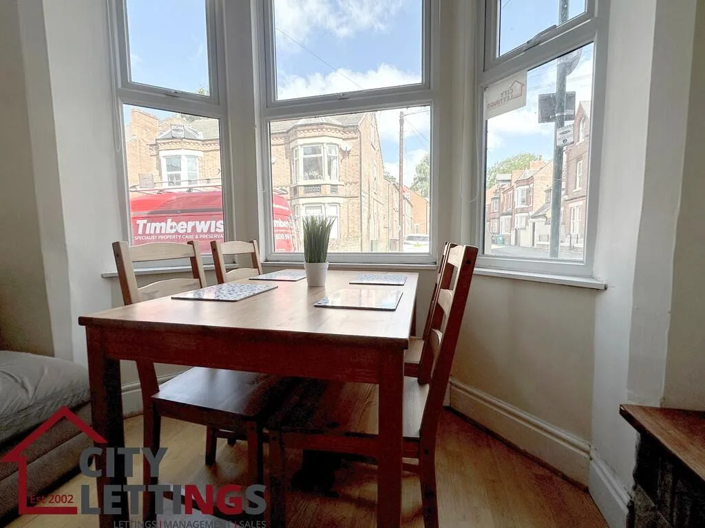 5 bedroom semi-detached house for rent