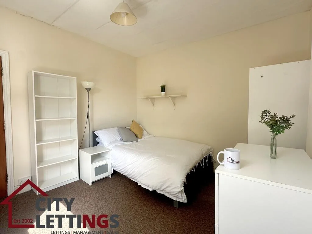 5 bedroom semi-detached house for rent