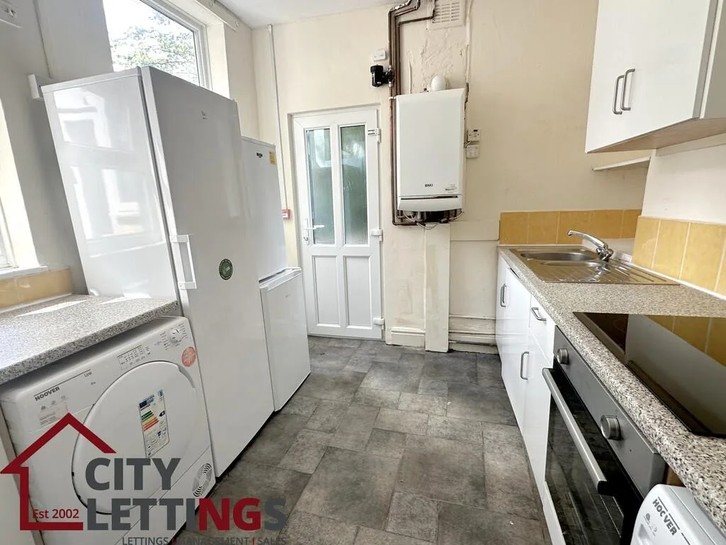 5 bedroom semi-detached house for rent