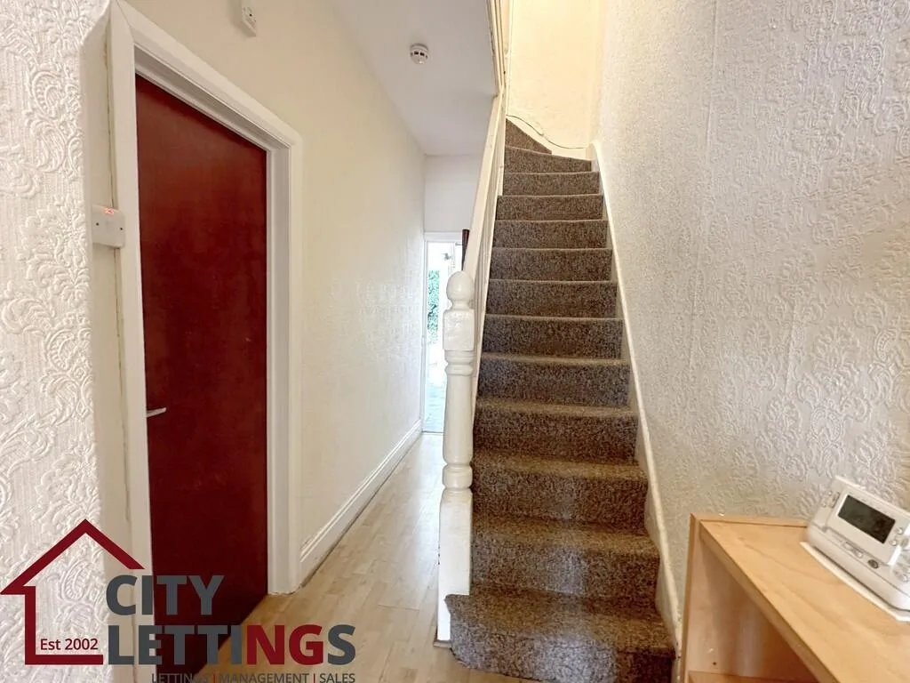 5 bedroom semi-detached house for rent