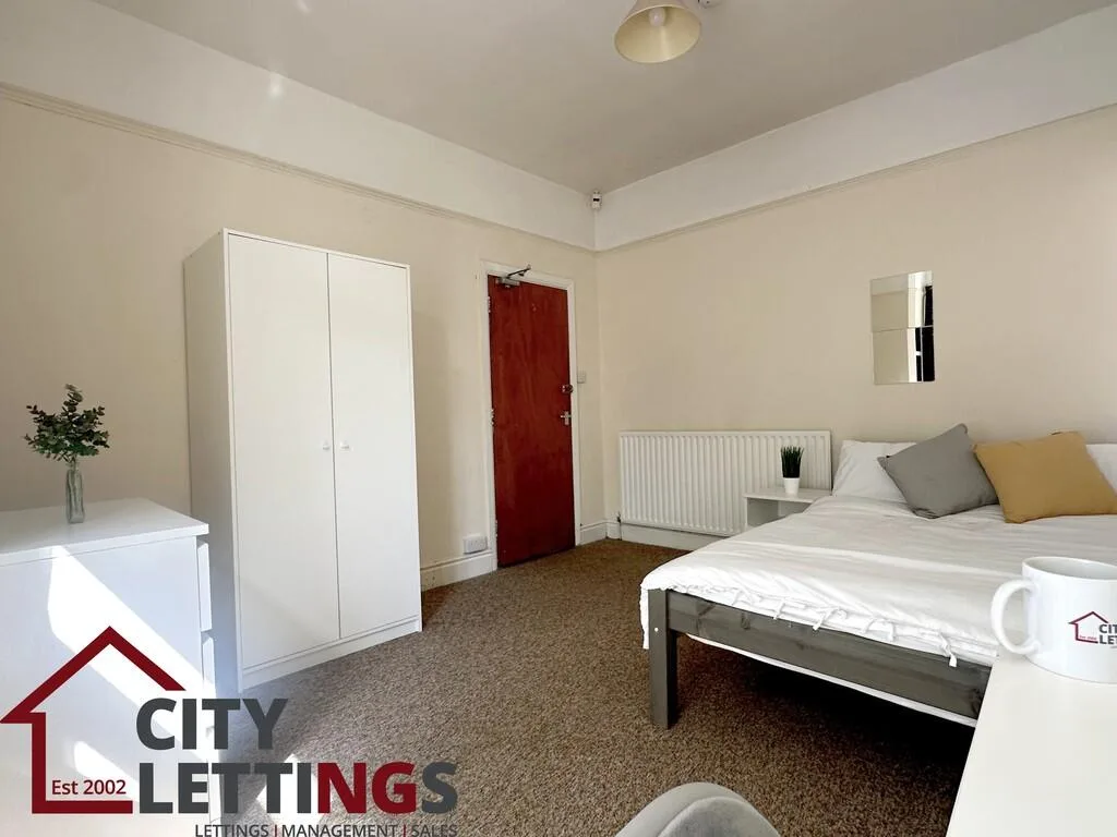 5 bedroom semi-detached house for rent