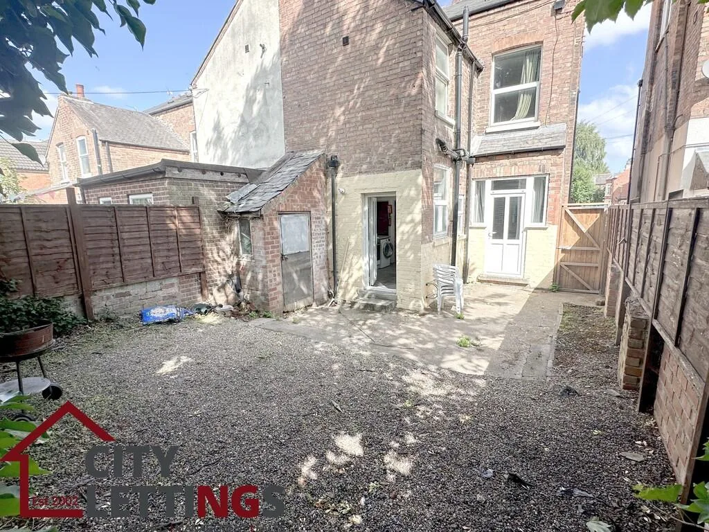 5 bedroom semi-detached house for rent
