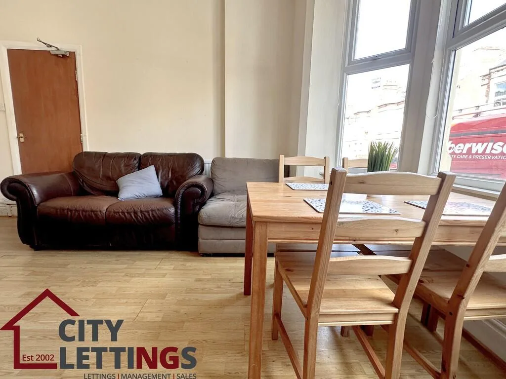 5 bedroom semi-detached house for rent