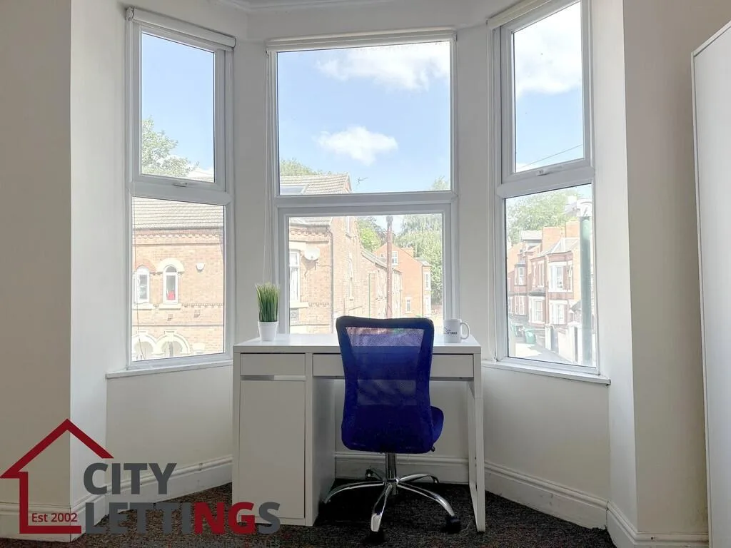 5 bedroom semi-detached house for rent