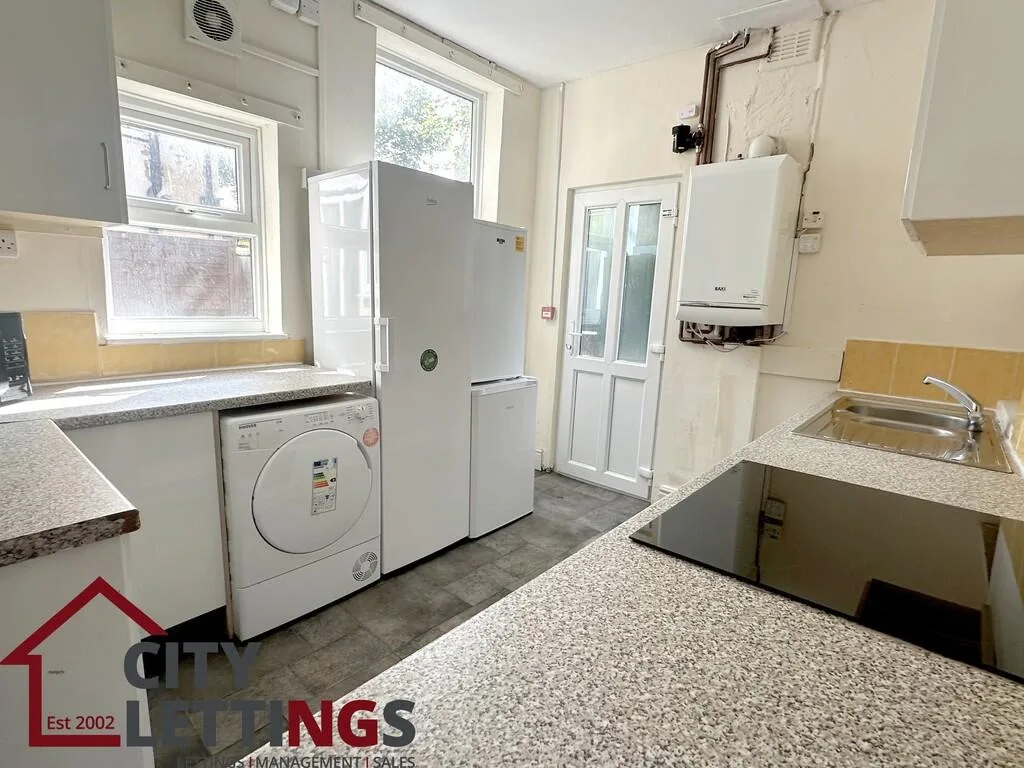 5 bedroom semi-detached house for rent