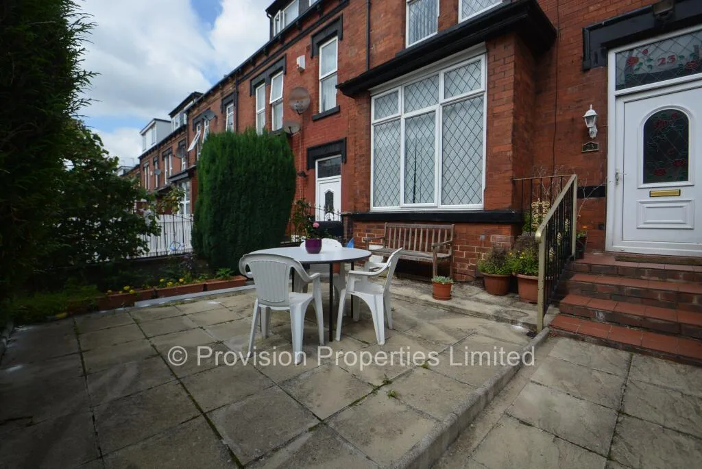 5 bedroom terraced house for rent