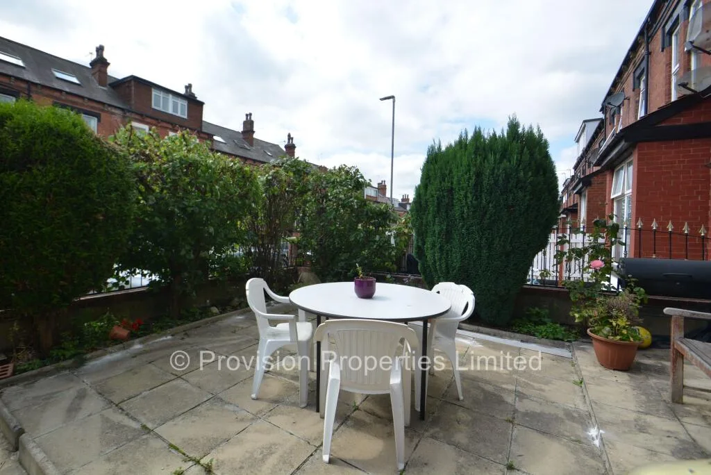 5 bedroom terraced house for rent