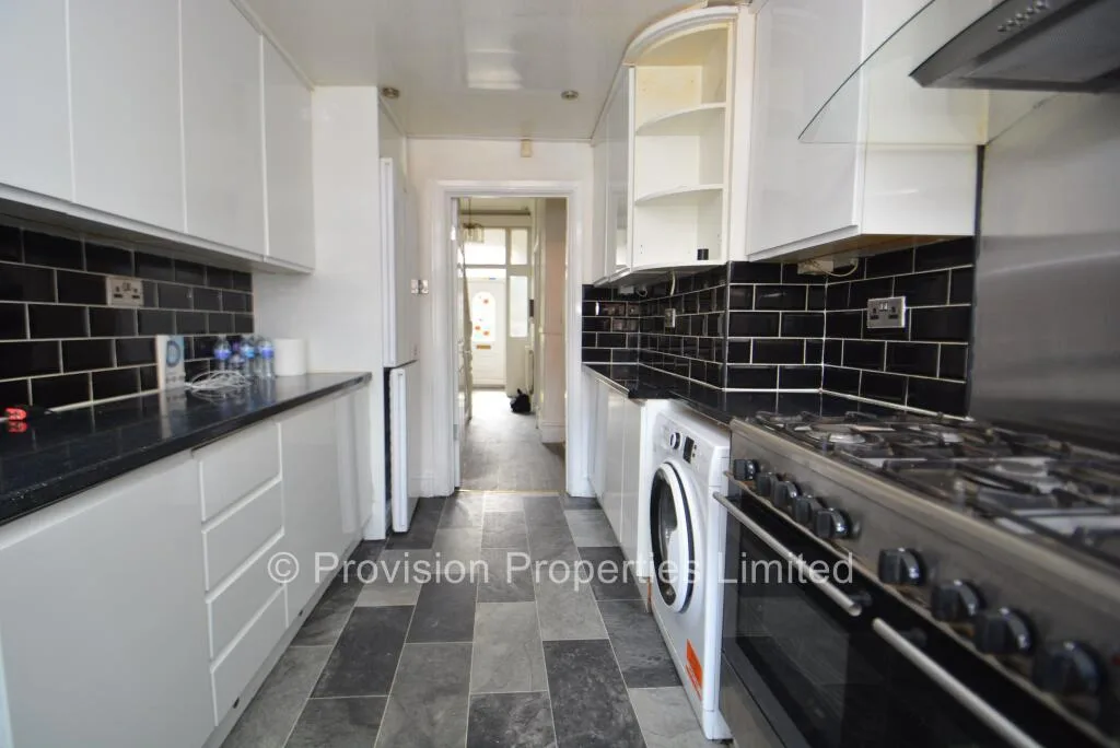 5 bedroom terraced house for rent