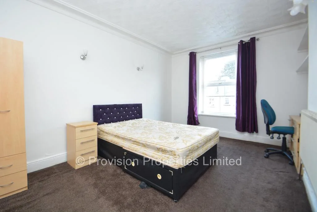 5 bedroom terraced house for rent