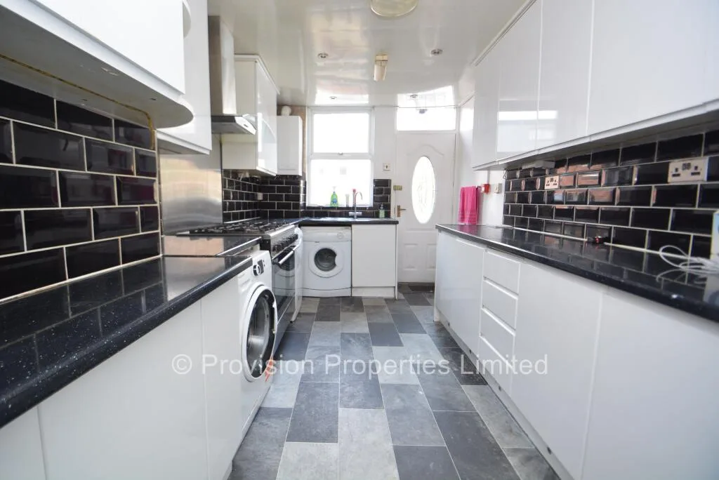 5 bedroom terraced house for rent