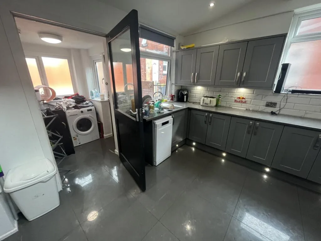 6 bedroom terraced house for rent