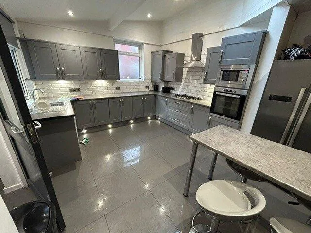 6 bedroom terraced house for rent