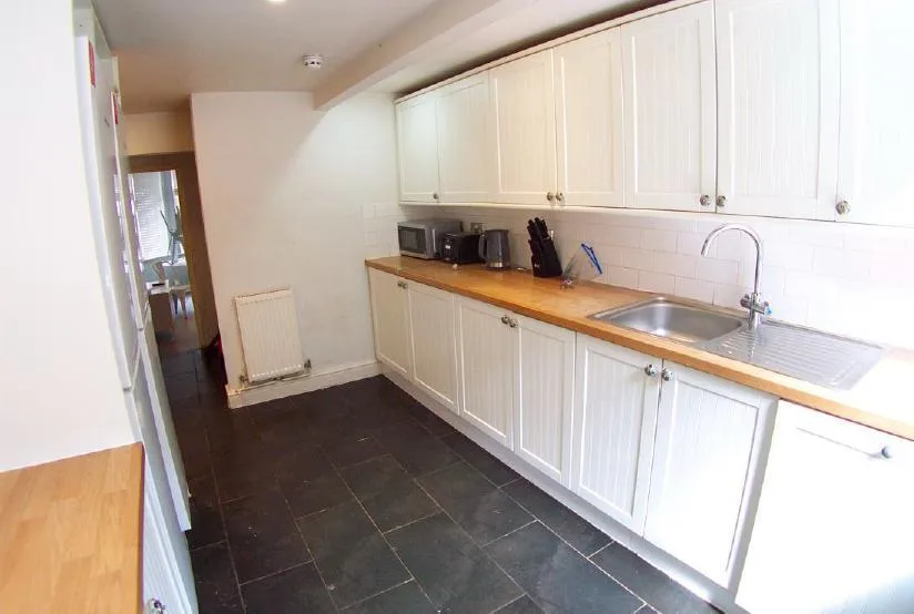 8 bedroom terraced house for rent
