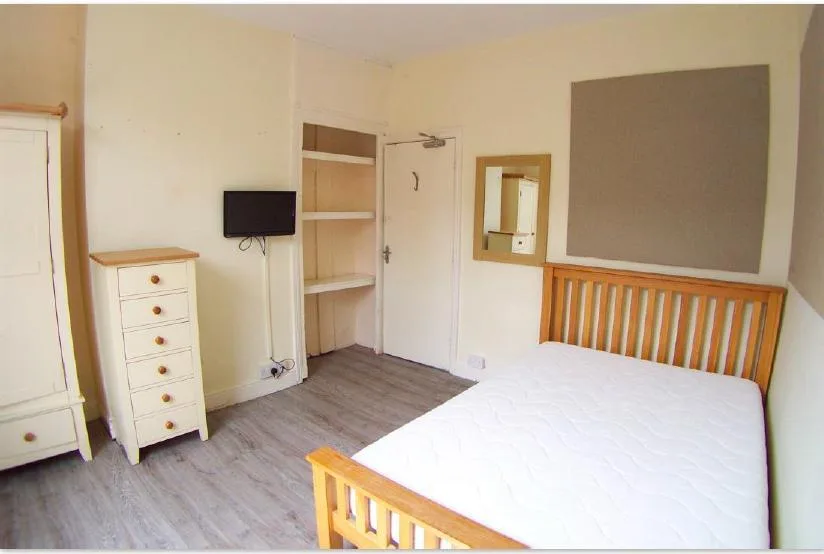 8 bedroom terraced house for rent
