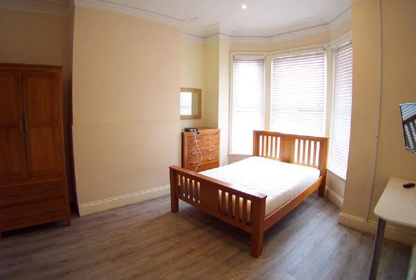 8 bedroom terraced house for rent
