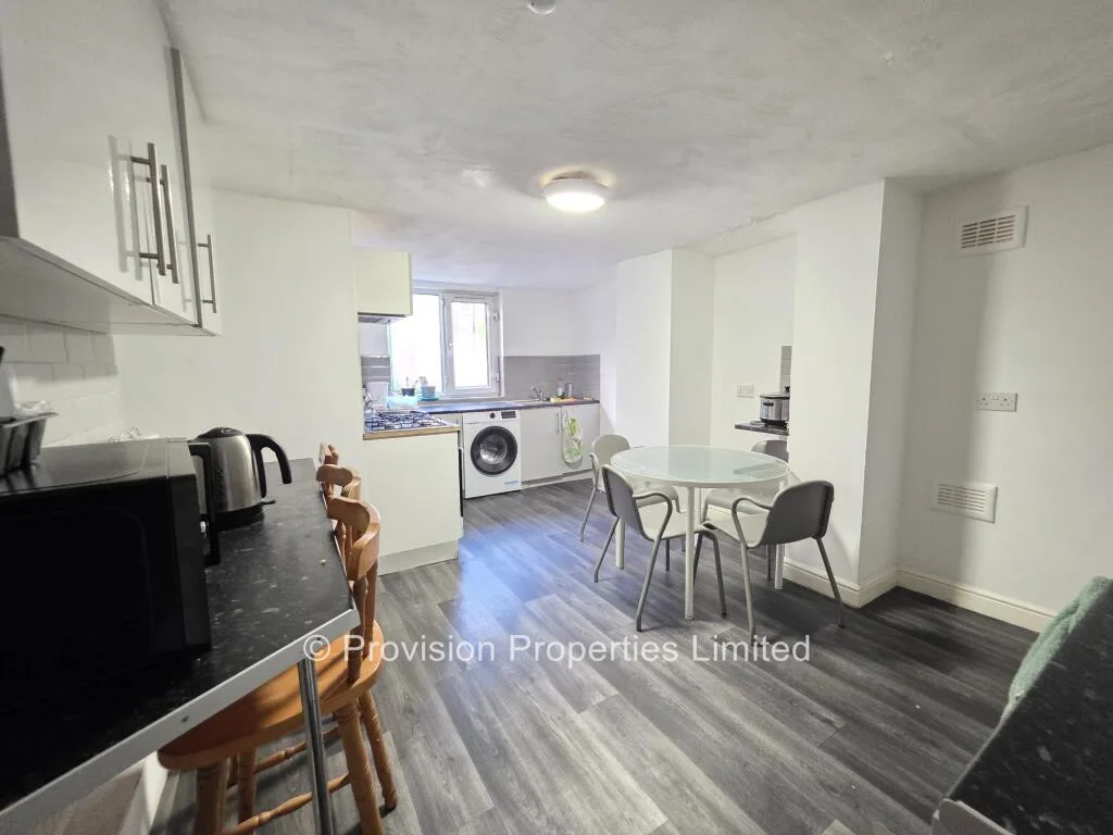 6 bedroom terraced house for rent