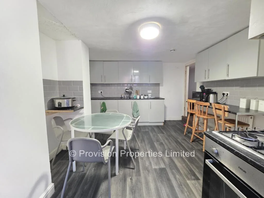 6 bedroom terraced house for rent