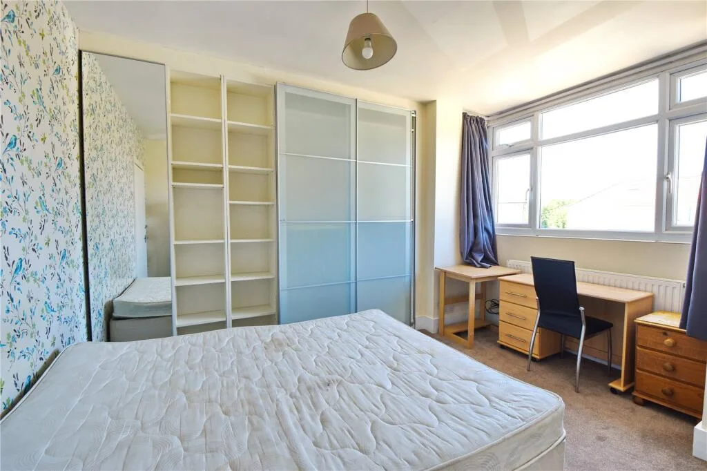 6 bedroom semi-detached house for rent