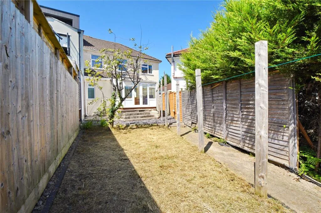 6 bedroom semi-detached house for rent