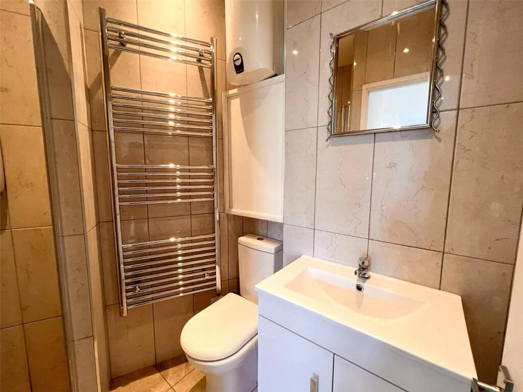 6 bedroom semi-detached house for rent