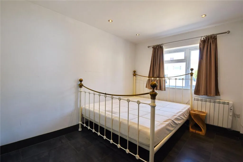 6 bedroom semi-detached house for rent