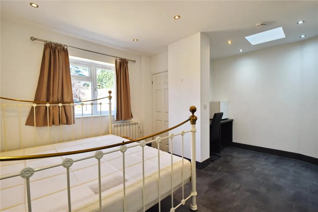 6 bedroom semi-detached house for rent