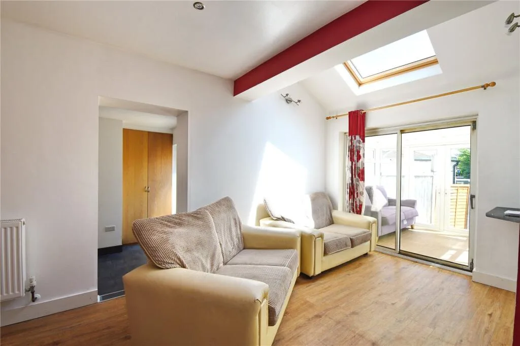 6 bedroom semi-detached house for rent