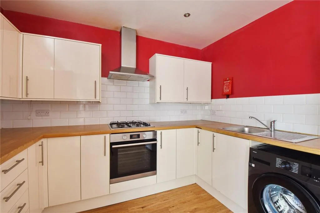 6 bedroom semi-detached house for rent