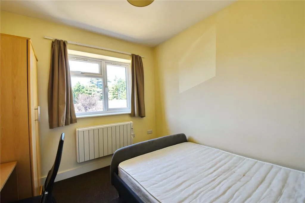 6 bedroom semi-detached house for rent