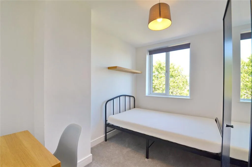 6 bedroom semi-detached house for rent