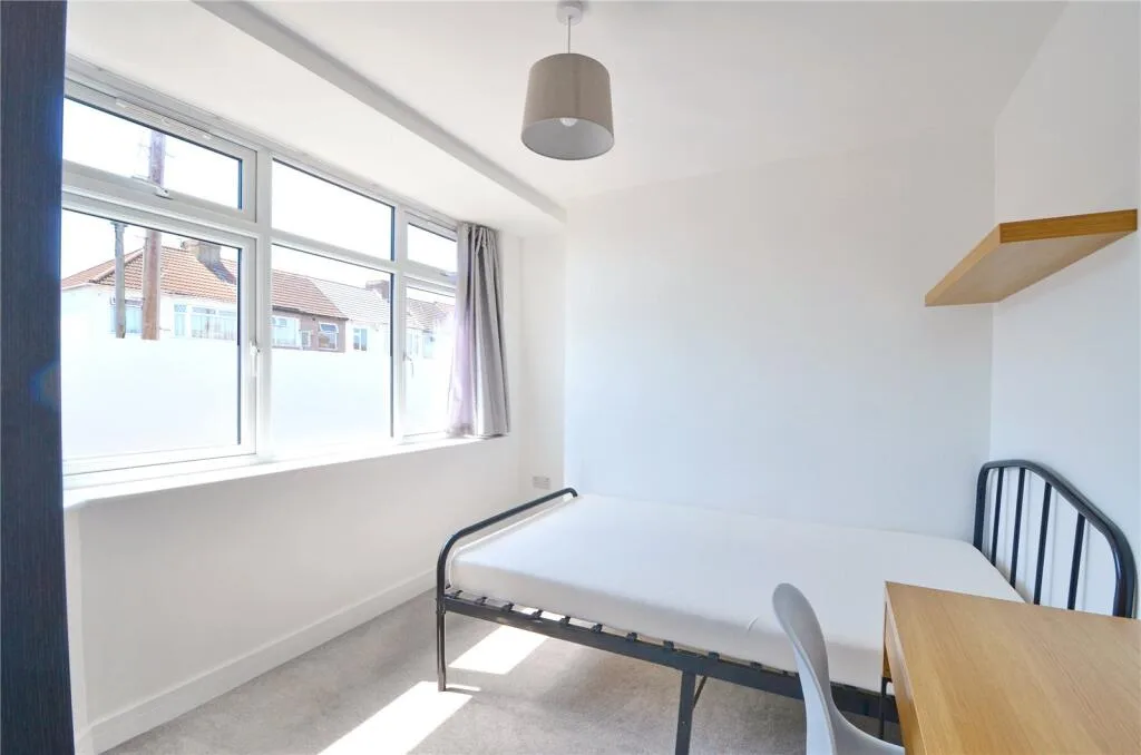6 bedroom semi-detached house for rent