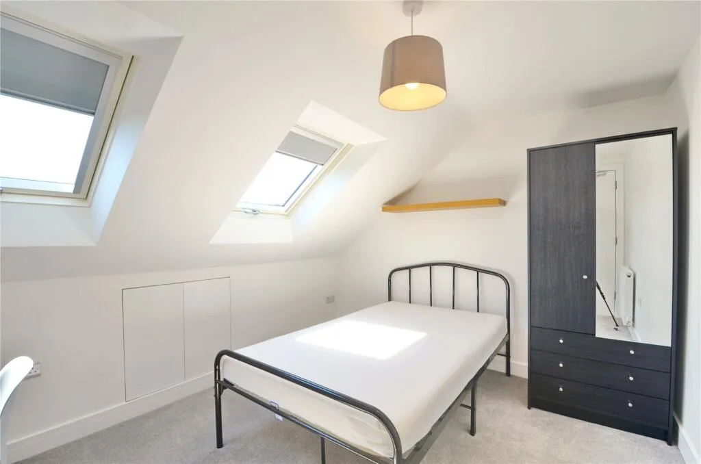 6 bedroom semi-detached house for rent