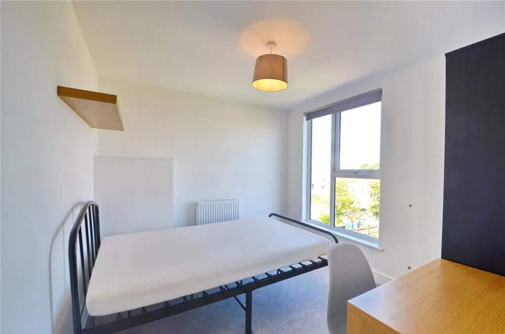 6 bedroom semi-detached house for rent