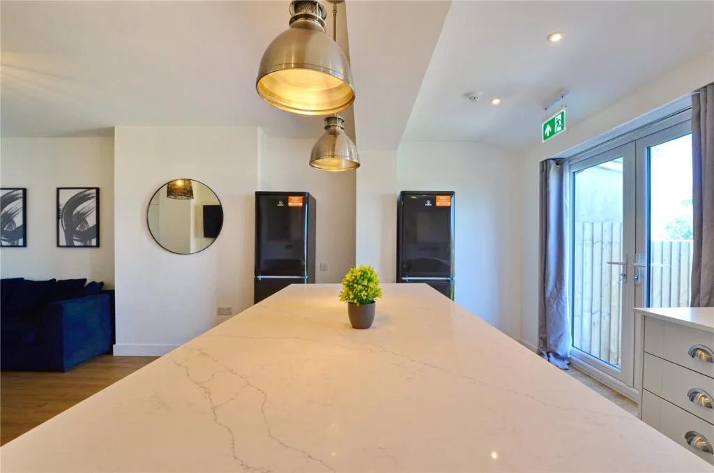 6 bedroom semi-detached house for rent