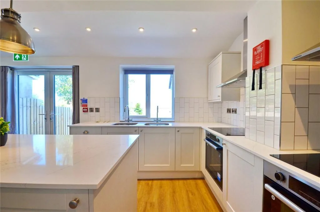 6 bedroom semi-detached house for rent