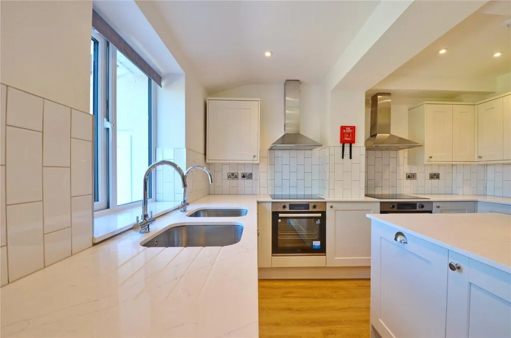 6 bedroom semi-detached house for rent