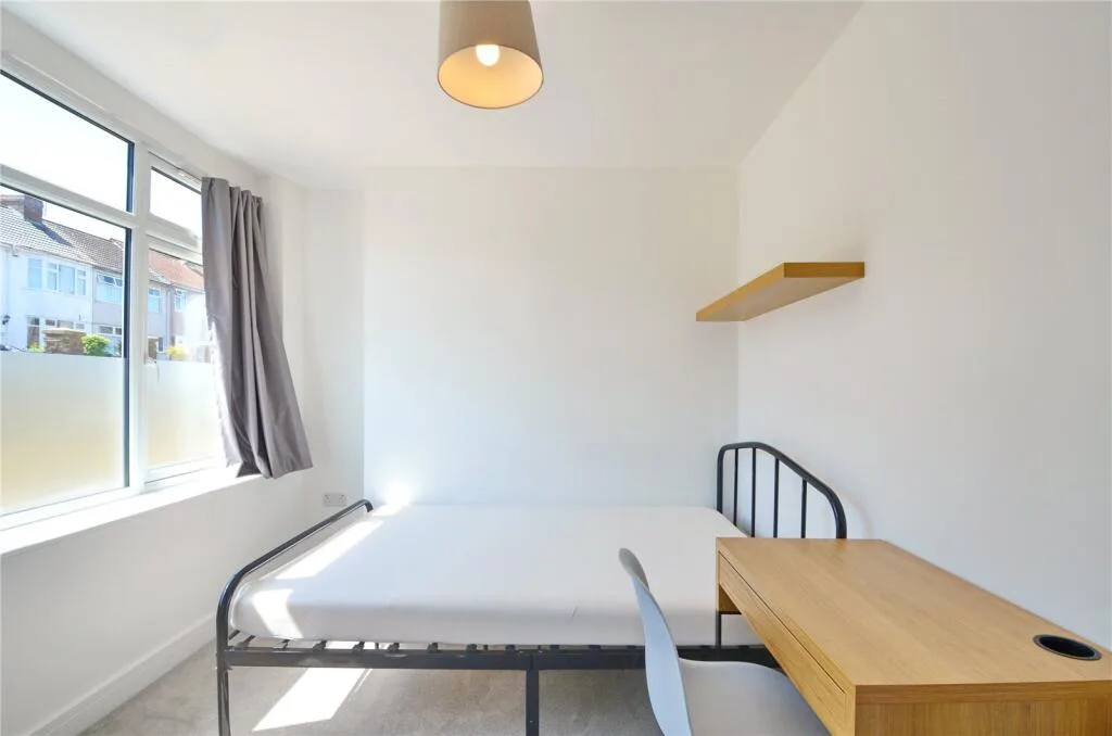 6 bedroom semi-detached house for rent