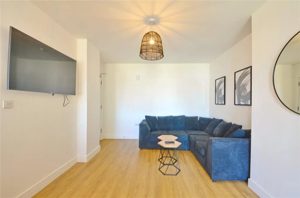 6 bedroom semi-detached house for rent
