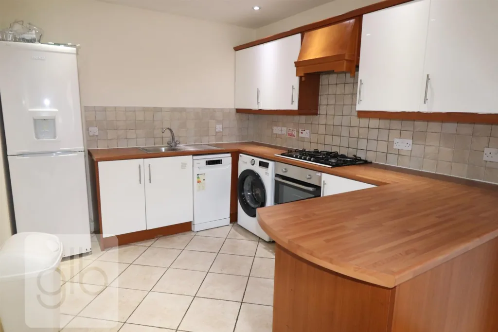 6 bedroom private hall for rent