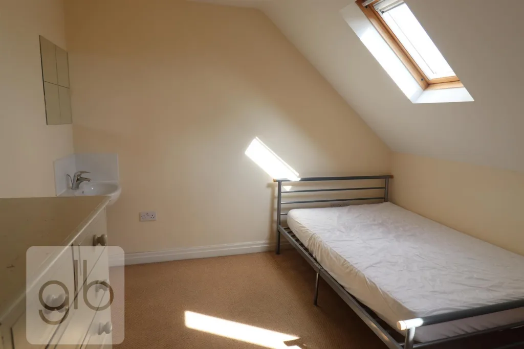 6 bedroom private hall for rent