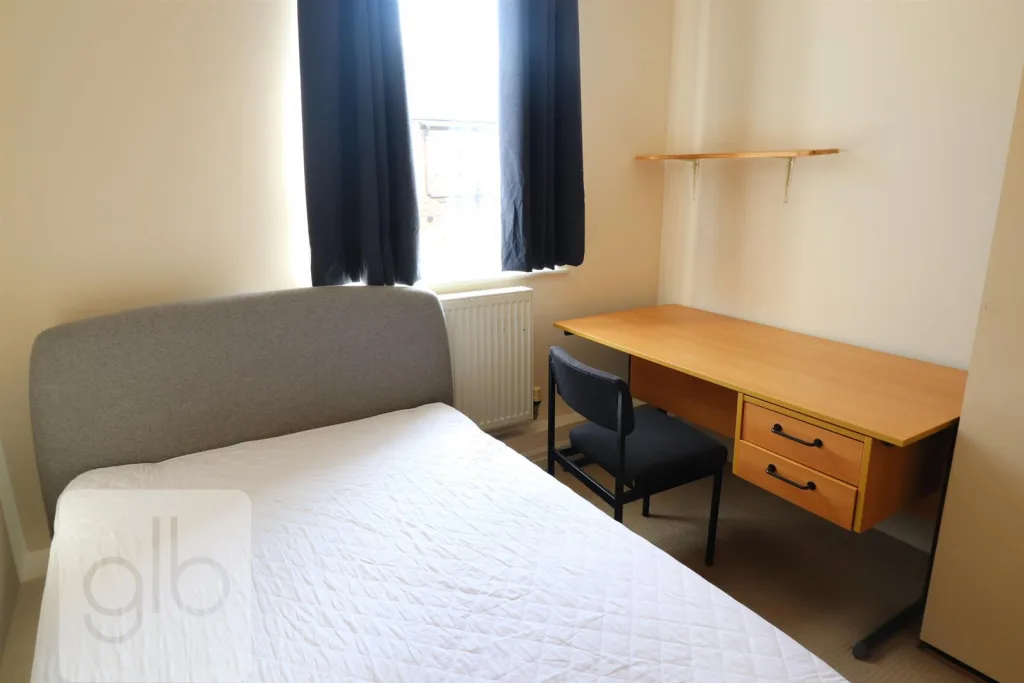 6 bedroom private hall for rent