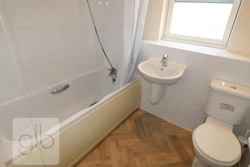 6 bedroom private hall for rent